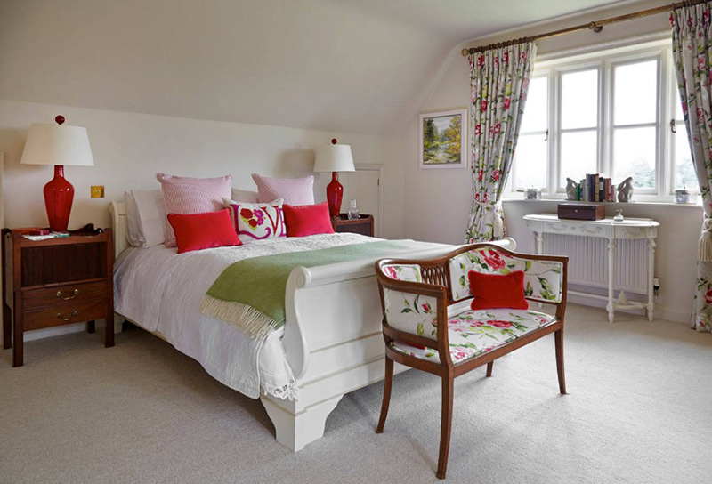 01 Green and Red Bedroom Ideas for a Festive Feel