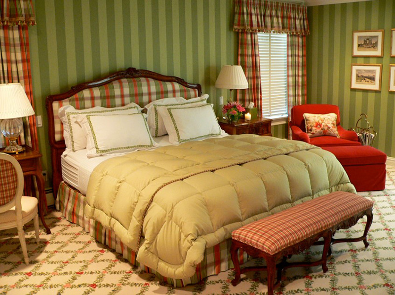 05 Green and Red Bedroom Ideas for a Festive Feel