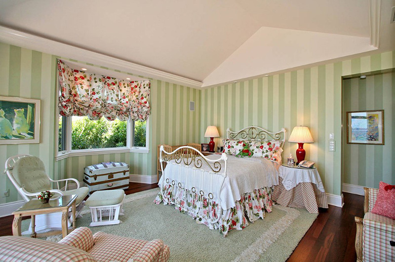 12 Green and Red Bedroom Ideas for a Festive Feel