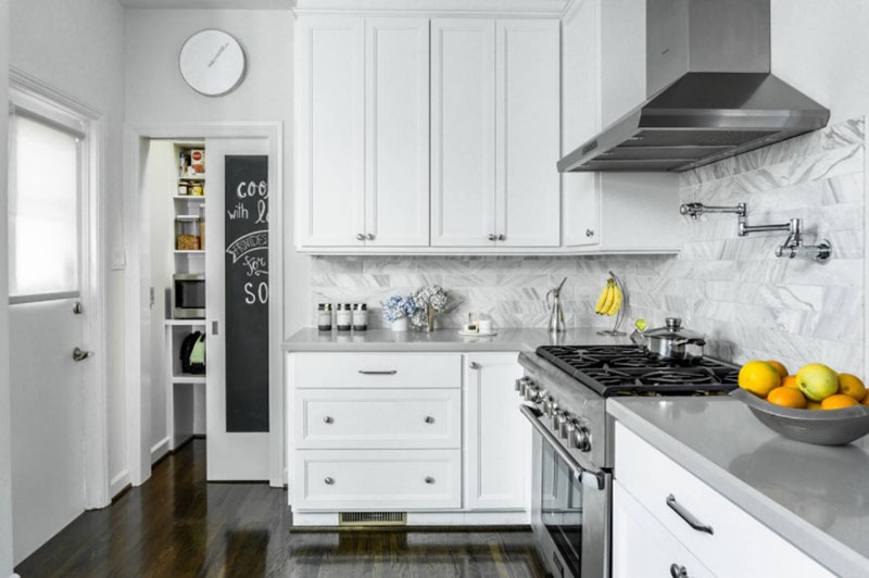 10 Gray and White Kitchen Designs for Your Home