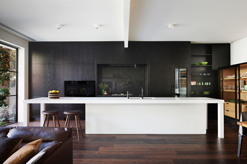 12 Kitchens With Black and White Wood 2021