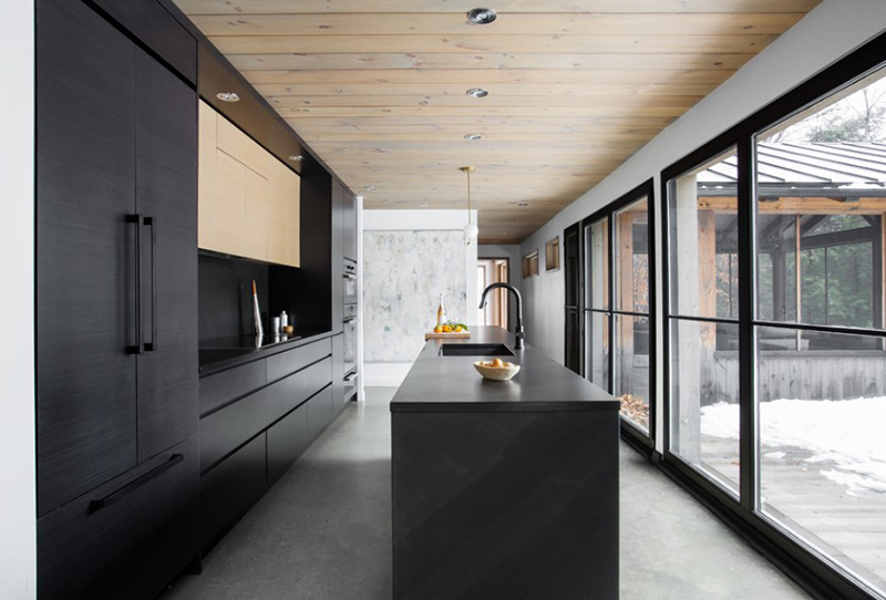 16 Kitchens With Black and White Wood 2021