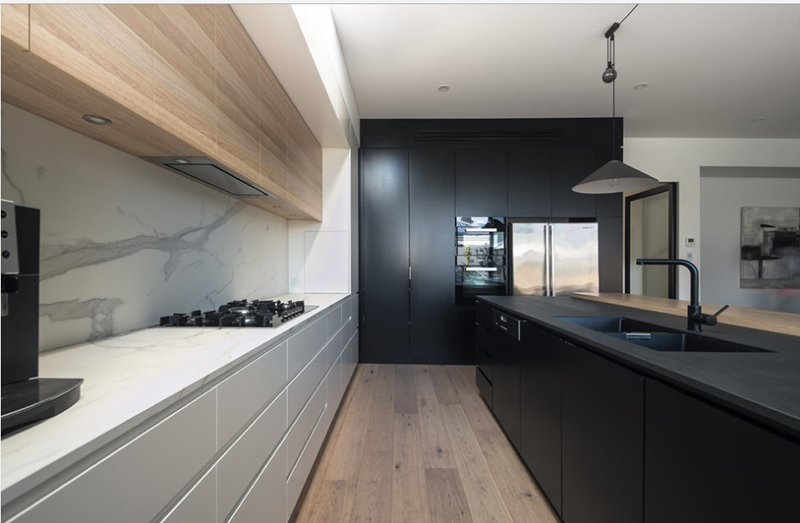 18 Kitchens With Black and White Wood 2021